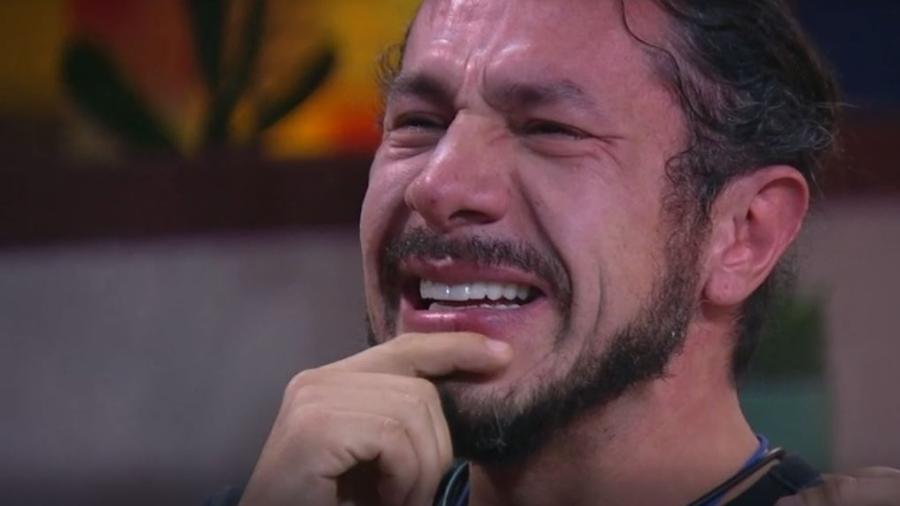 Rômulo se emociona ao ver mulher em vídeo - Reprodução/TVGlobo