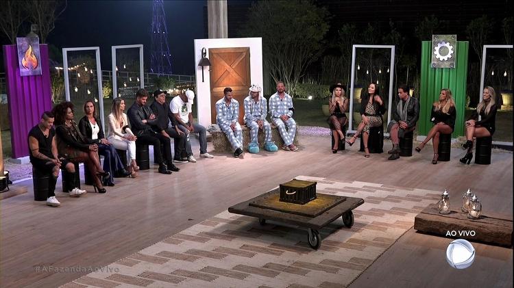 Grupo aguarda votação - Reprodução/Record - Reprodução/Record