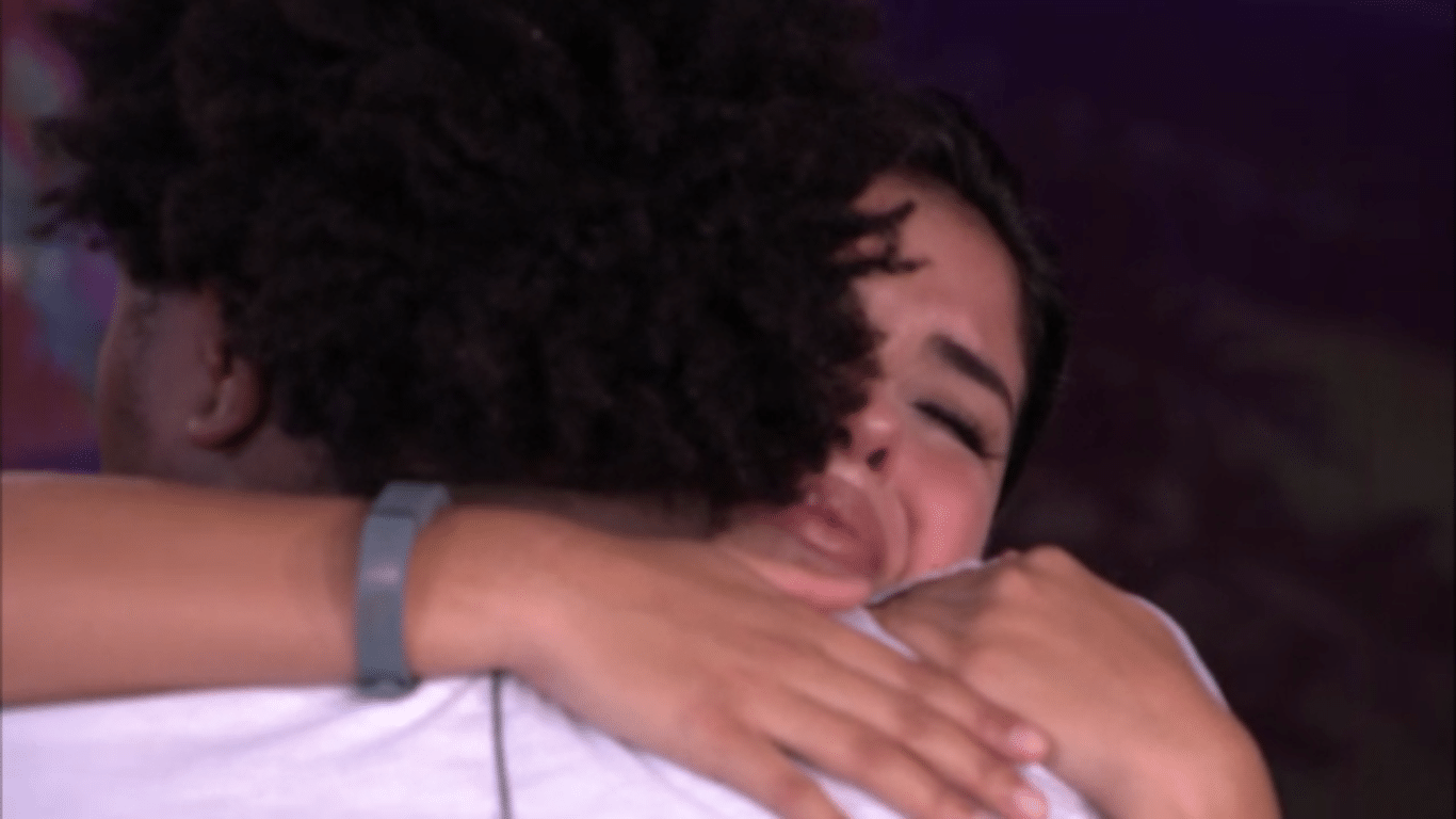 1.abr.2016 - Pequi chora após a formação de paredão entre Ronan e Geralda - Reprodução/TV Globo