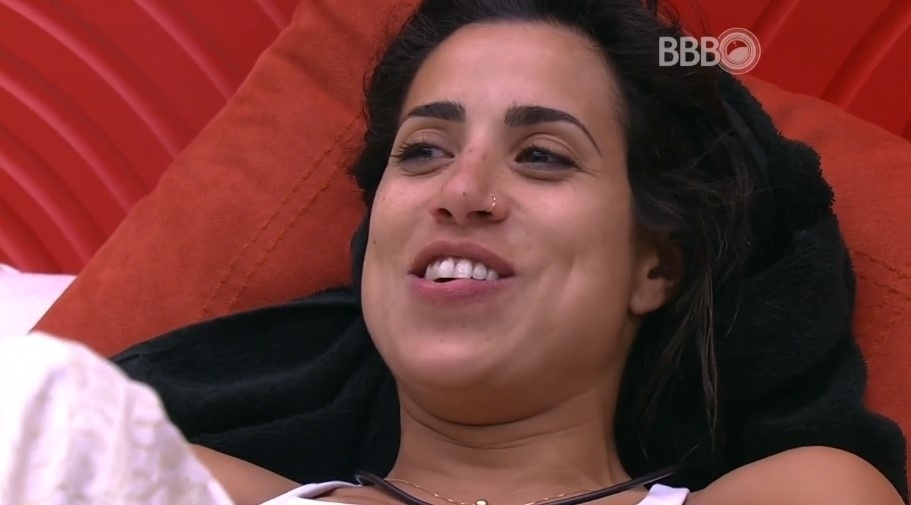 9.fev.2016 - Juliana conversa com Adélia sobre a suposta eliminação desta terça-feira (9) - Reprodução/TV Globo