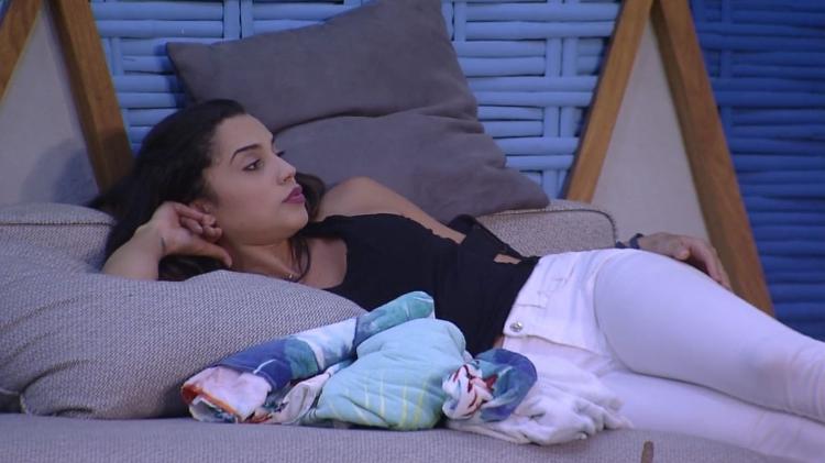 Paula conversa no jardim - Reprodução/Gshow - Reprodução/Gshow