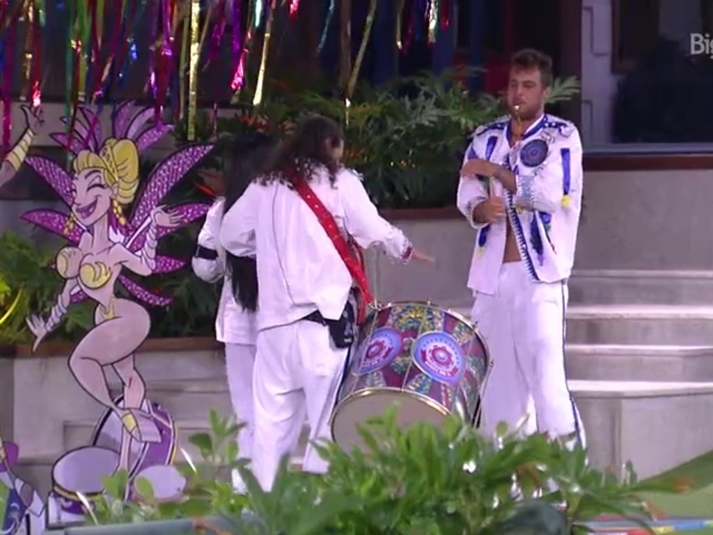 7.fev.2016 - Tamiel reclama de castigo do monstro - Reprodução/TV Globo