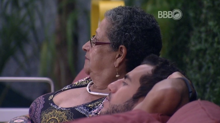 15.fev.2016 - Dona Geralda acredita que Daniel será eliminado. Matheus discorda da professora aposentada e aposta na eliminação de Ronan - Reprodução/TV Globo