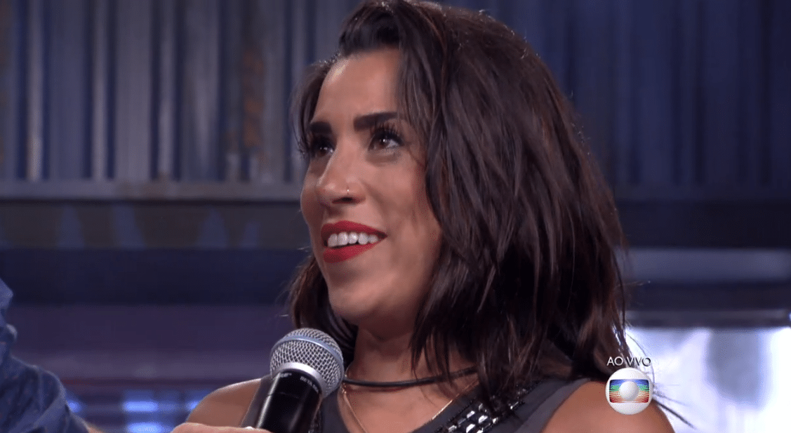 23.fev.2016 - Já fora do "BBB16", Juliana conversa com Pedro Bial - Reprodução/TV Globo
