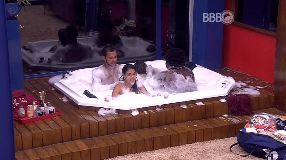 18.fev.2016 - Ronan faz massagem em Ana Paula e Matheus aproveita para fazer em Munik - undefined