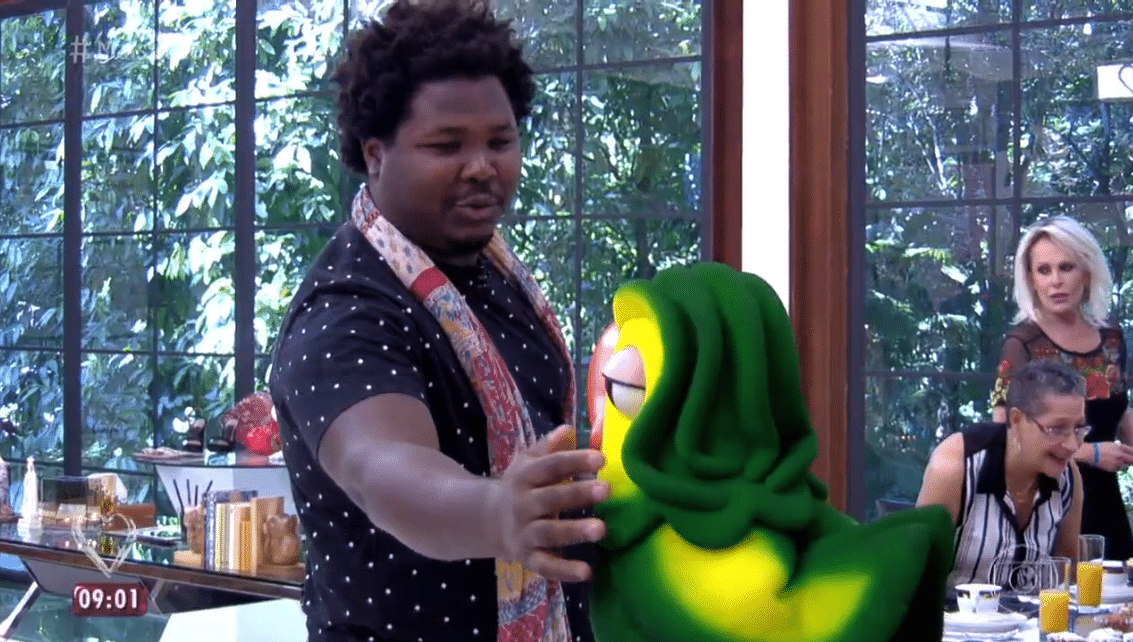 6.abr.2016 - Ronan não perde a oportunidade de conhecer Louro José - Reprodução/ TV Globo