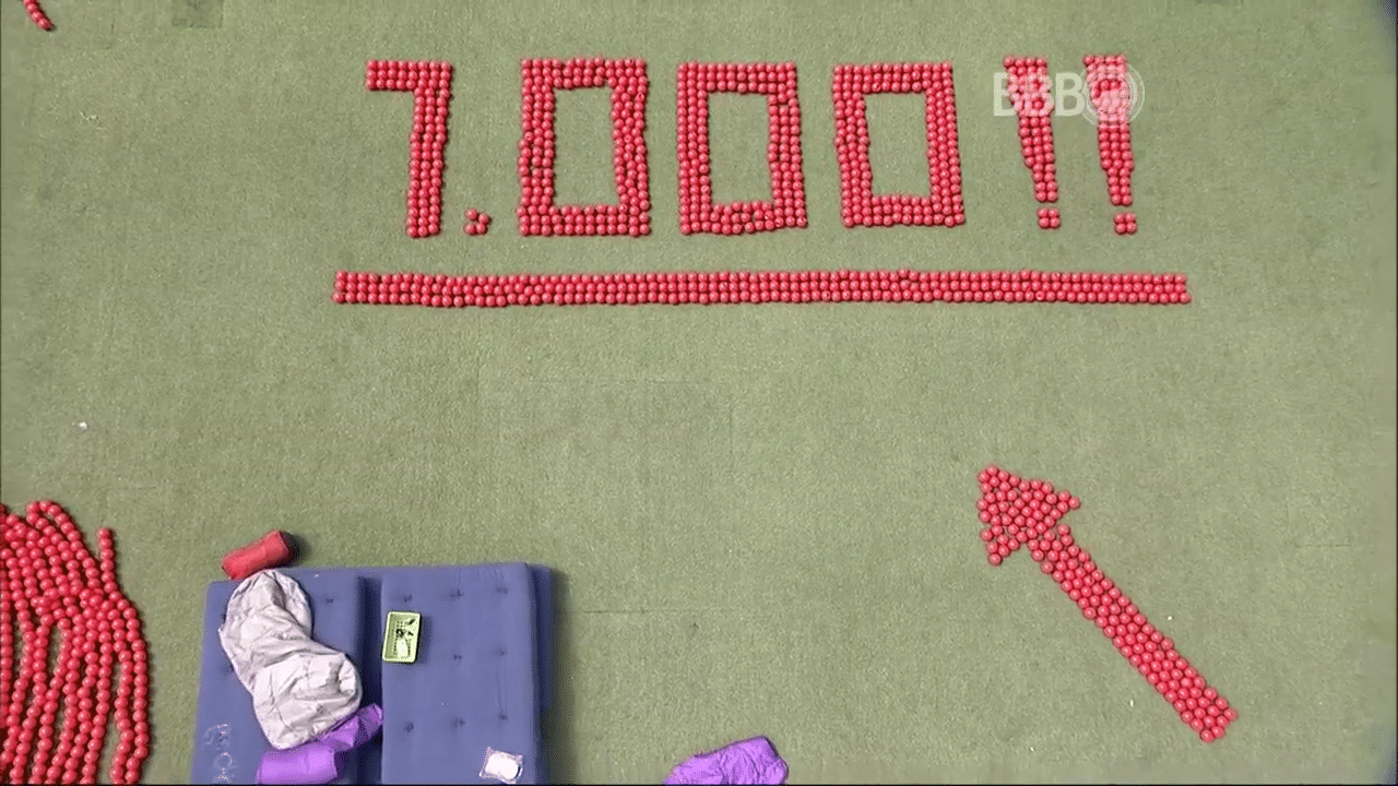 30.mar.2016 - Produção do "BBB16" deixa recado aos brothers: 1.000 bolinhas para completarem a tarefa surpresa - Reprodução/TV Globo