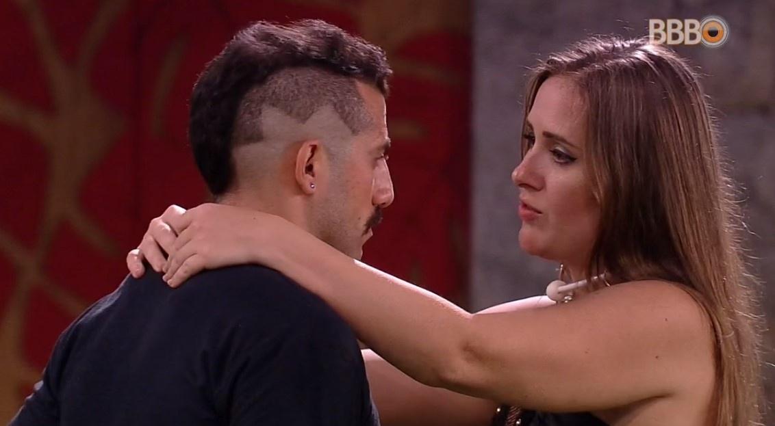 Kaysar e Patrícia se abraçam - Reprodução/Globoplay