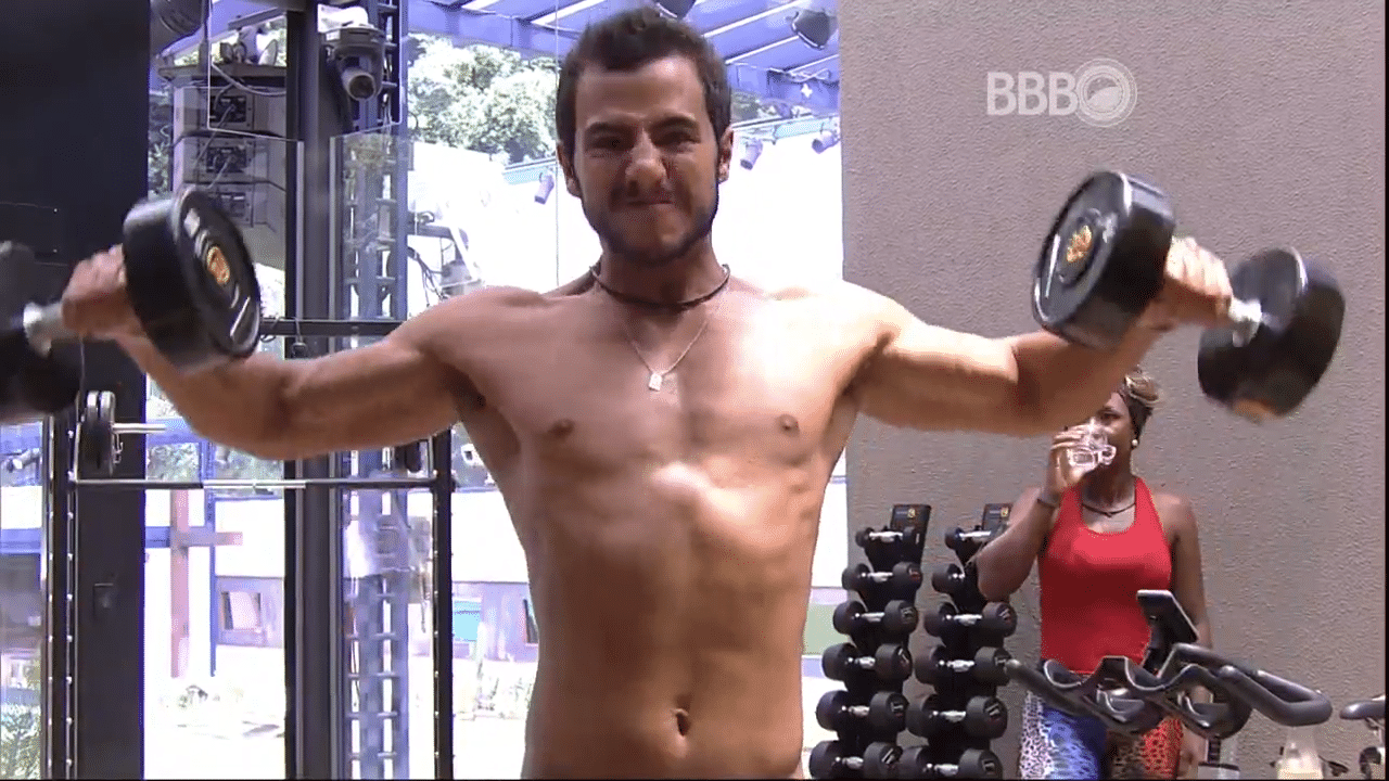 2.mar.2016 - Enquanto os brothers dormem, Matheus e Adélia vão para academia malhar no "BBB16" - Reprodução/TV Globo