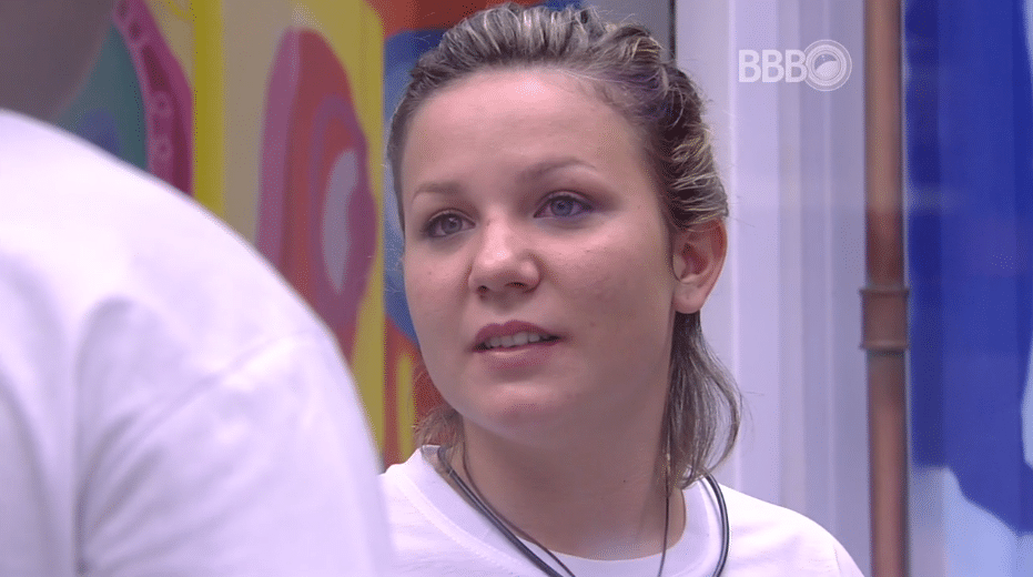 9.mar.2016 - Maria Claudia diz para Ronan que não faz parte de nenhum grupo, mas que tem "uma ordem de afinidade" - Reprodução/TV Globo