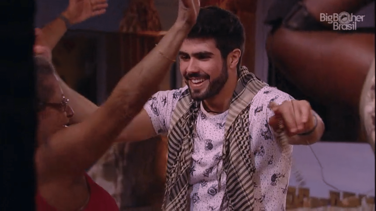 19.mar.2016 - Juliano Laham ensina os brothers a dançarem música libanesa no "BBB16" - Reprodução/TV Globo