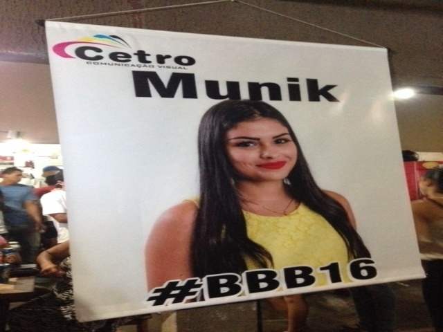 5.abr.2016 - Familiares e amigos de Munik se reuniram em bar de Goiânia (GO) para acompanhar a final do "BBB16" - Matheus Monteiro /Colaboração para o UOL
