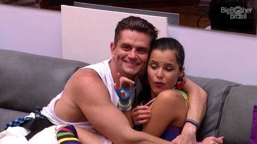 Marcos tentou ficar com Emilly durante festa desta sexta (3) - Reprodução/TV Globo