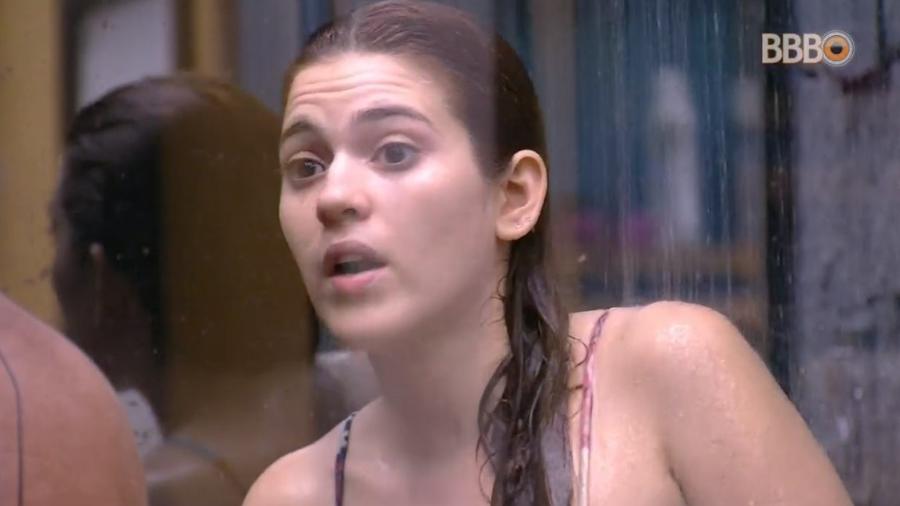 Ana Clara toma banho antes de receber atendimento médico no confessionário - Reprodução/Globoplay