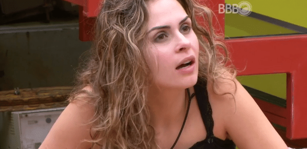 5.mar.2916 - Ronan e Munik acham que não adianta falar com Ana Paula. Munik frisa: "Ela está achando que está certa" e Ronan rebate: "Eu acho que ela ainda está muito louca, ainda está bêbada" - Reprodução/TV Globo - Reprodução/TV Globo