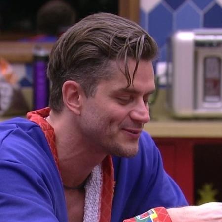 Marcos durante conversa na cozinha do "BBB17" - Reprodução/Tv Globo