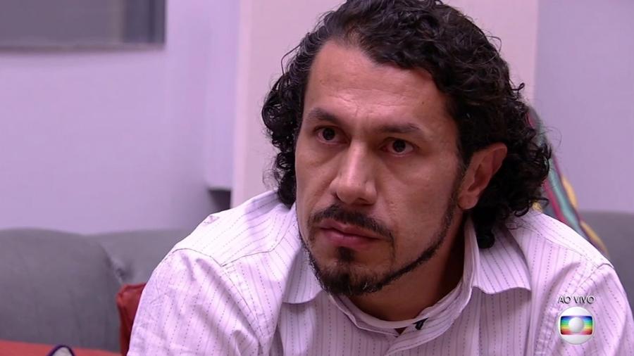Rômulo ouve Tiago Leifert anunciar resultado do oitavo paredão - Reprodução/TV Globo