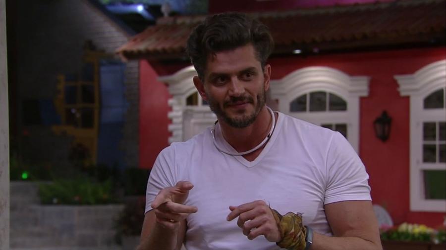 Marcos pede que Elis fique longe dele no "BBB17" - Reprodução/TV Globo
