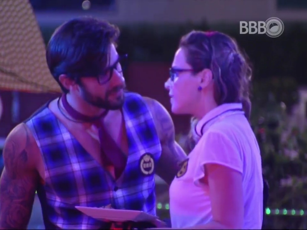 28.fev.2016 - Renan procura Ana Paula para conversar, mas sister se esquiva - Reprodução/TV Globo