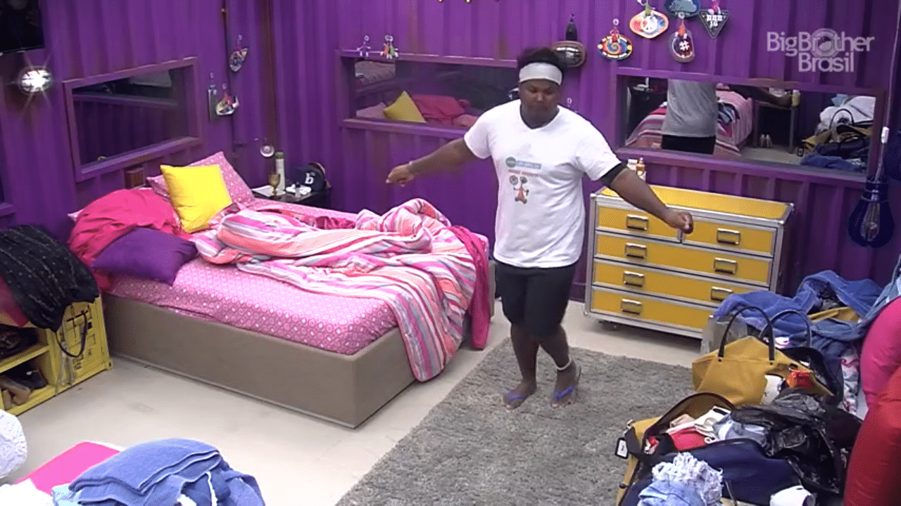 9.mar.2016 - Ronan dança "Bang" de Anitta sozinho no quarto roxo do "BBB16" - Reprodução/TV Globo