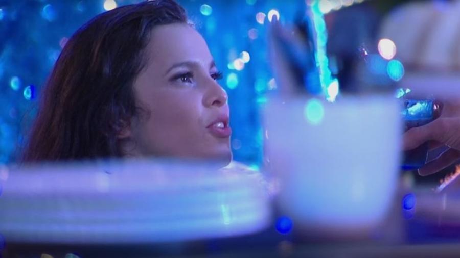 Emilly se diverte com Marcos em festa temática - Reprodução/TVGlobo