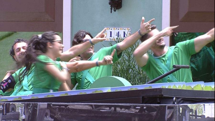 Equipe verde comemora gesto da vitória de Usain Bolt - Reprodução/TVGlobo