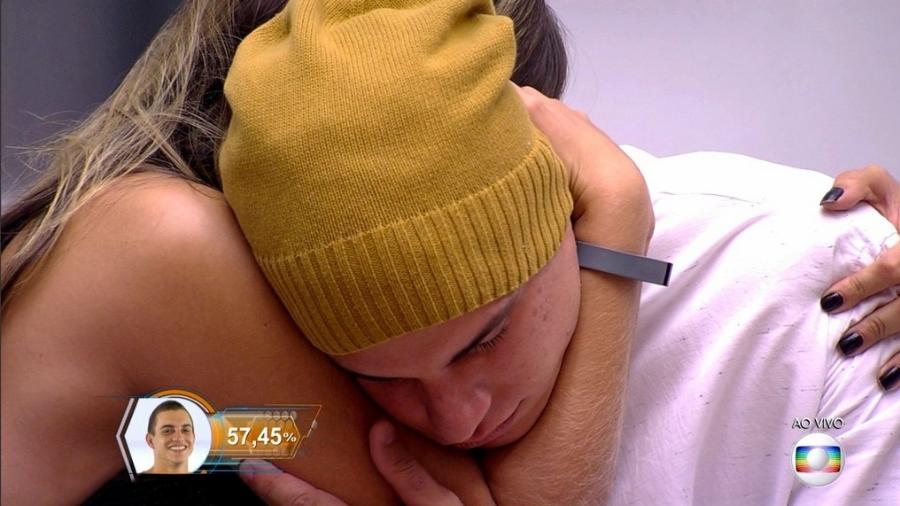 Manoel e Vivian se abraçam após o brother ser eliminado do "BBB17" - Reprodução/TV Globo
