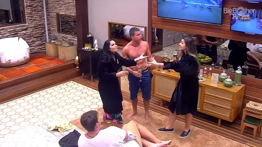 15.jan.17 - As líderes Vivian e Mayara levam os gêmeos Manoel e Antônio para aproveitar o quarto do líder - Reprodução/TV Globo