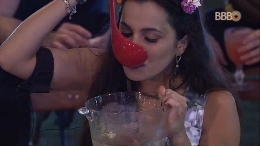 Emilly bebe direito do balde no "BBB17" - Reprodução/TV Globo