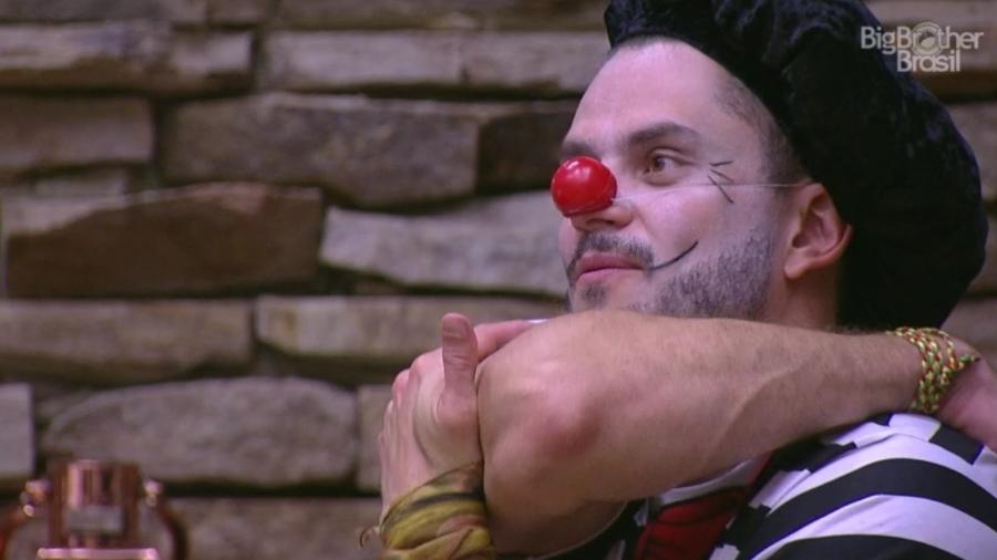 Ieda pergunta para Marcos se ele é namorado de Emilly - Reprodução/TV Globo