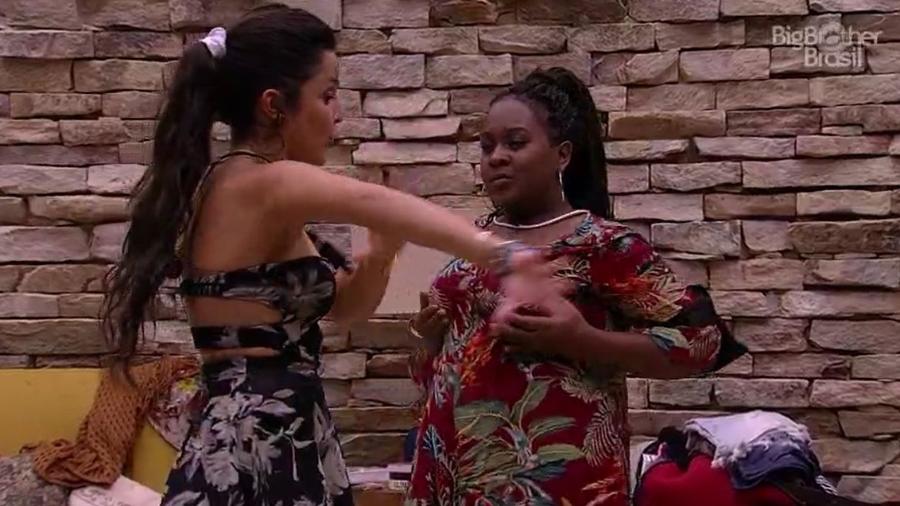 Roberta dança com Emilly após a saída de Mayara - Reprodução/TV Globo