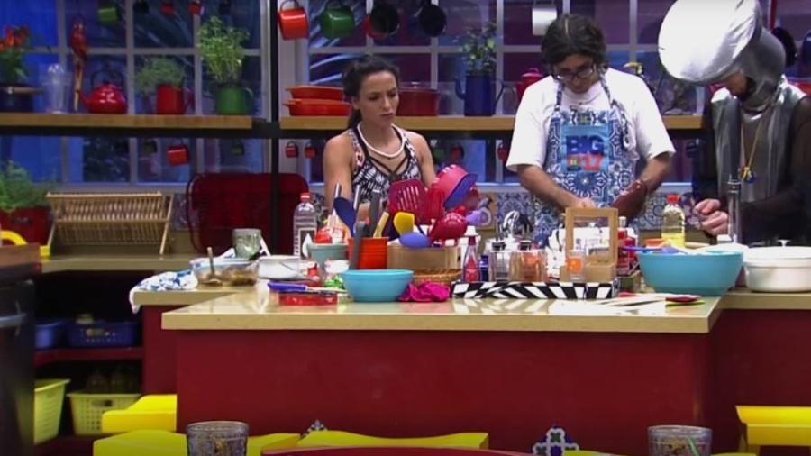 Ilmar cozinha e reclama da divisão de tarefas com brothers - Reprodução/TVGlobo