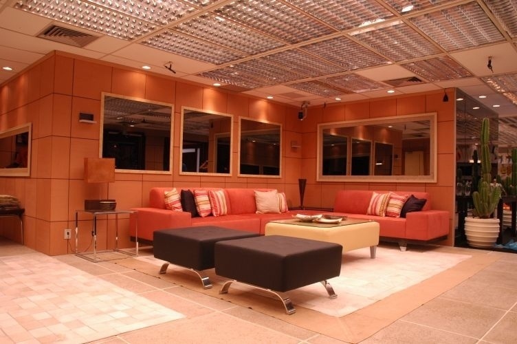 "BBB6": A sala de estar da casa da sexta edição ganhou papéis de parede e sofás na tonalidade salmão - Divulgação/TV Globo