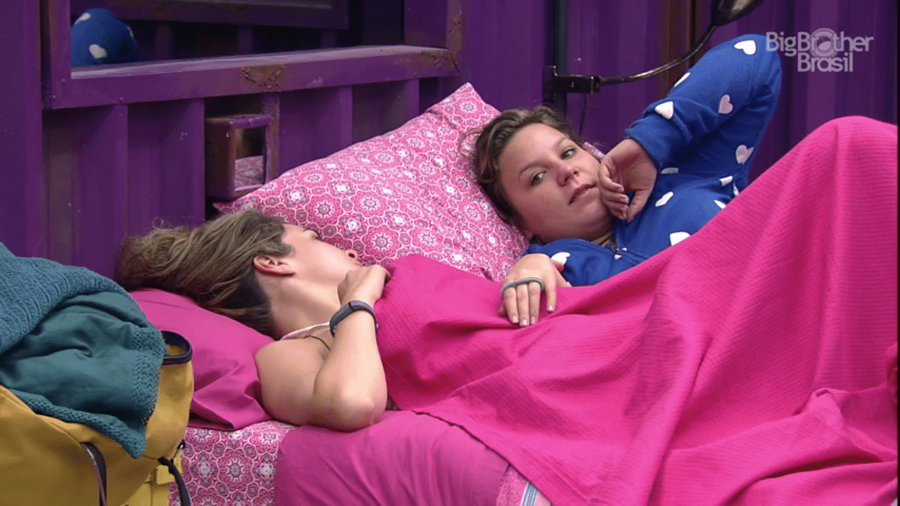 25.fev.2016 - Ana Paula e Munik contam para Cacau que Matheus se masturba com as toalhas da sauna no "BBB16" - Reprodução/TV Globo