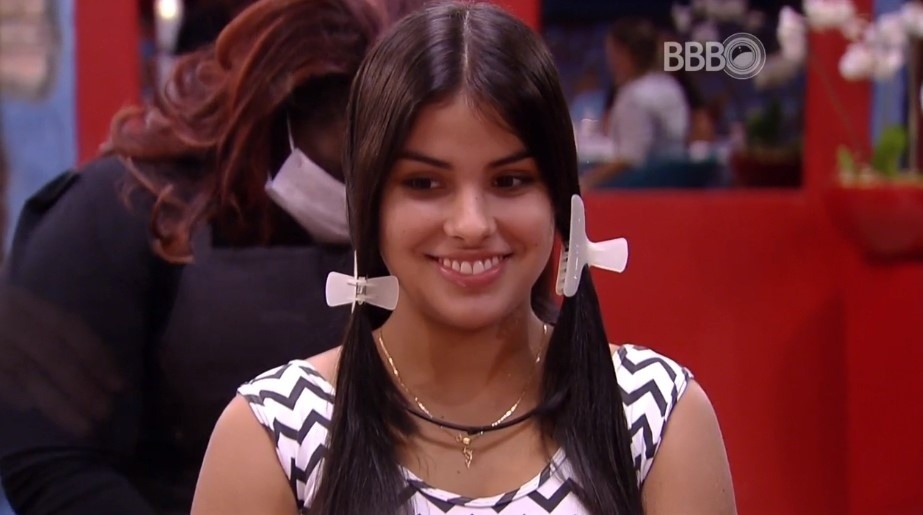 15.mar.2016 - Após ser impedida de ceder seu lugar a Dona Geralda, Munik aproveita o Kit de Beleza. Um salão de cabeleireiros foi montado no segundo andar da casa - Reprodução/TV Globo