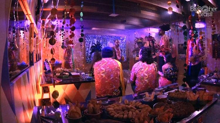 Mesa de comida na festa "Samba" - Reprodução/GloboPlay - Reprodução/GloboPlay