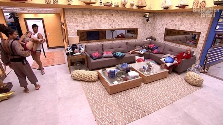 Lucas carrega Jéssica - Reprodução/GloboPlay - Reprodução/GloboPlay