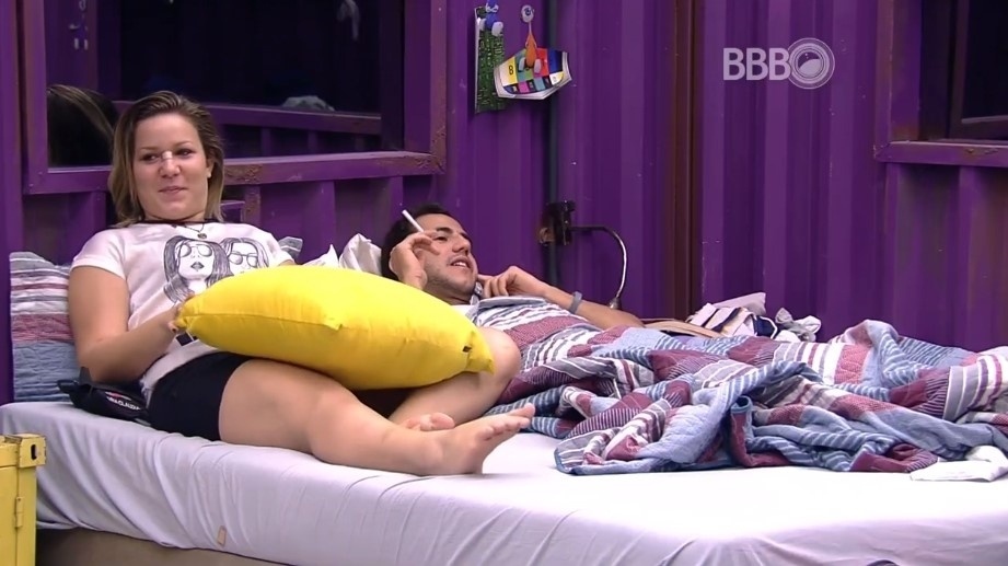 16.mar.2016 - No "BBB16", Ronan pergunta para Matheus qual é o nome completo de Cacau. Com ajuda da youtuber, o mineiro acerta: "Maria Claudia Macedo Gomes" - Reprodução/TV Globo