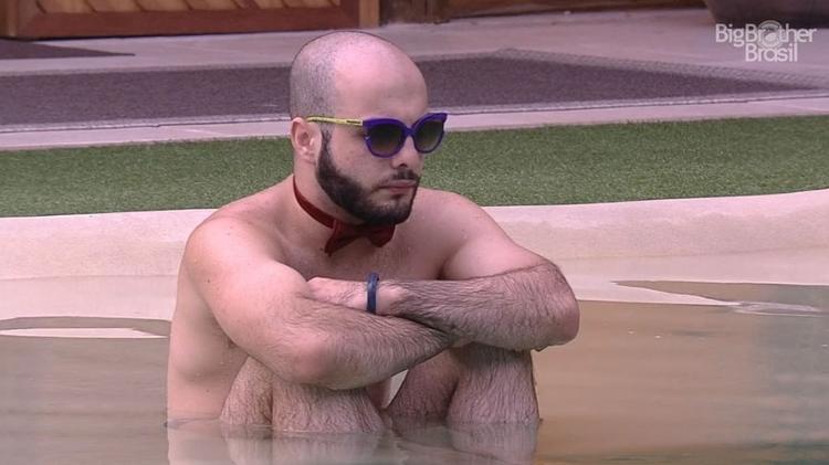 Mahmoud na piscina - Reprodução/GloboPlay - Reprodução/GloboPlay