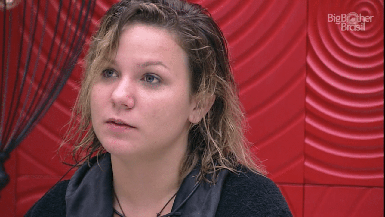 20.mar.2016 - Maria Claudia conta que Munik ficou brava com ela por ficar abraçando Laham na piscina - Reprodução/TV Globo