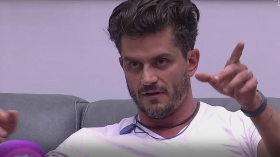 Marcos cobra atitudes duvidosas de Ilmar - Reprodução/TVGlobo
