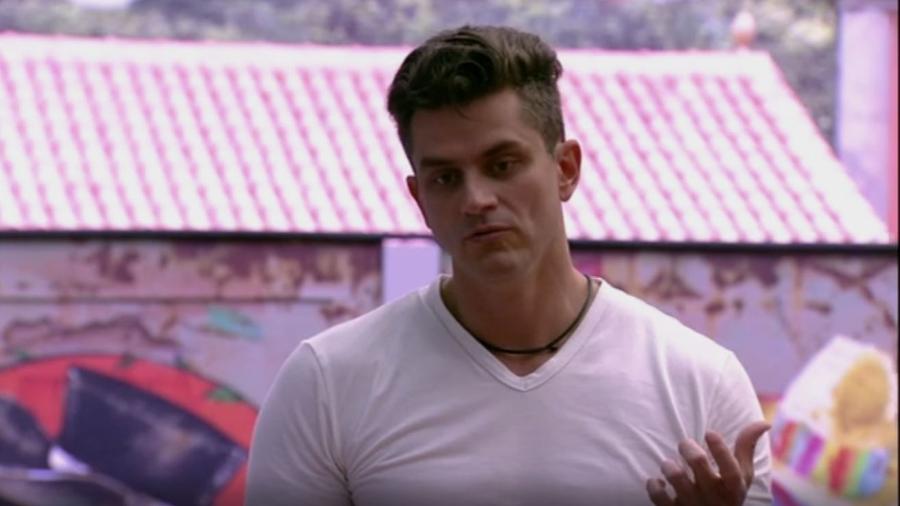 Marcos pergunta a Emilly sobre "eu te amo" de Roberta - Reprodução/TV Globo