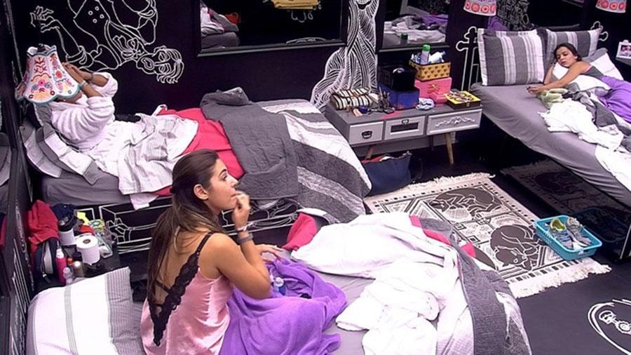 Vivian e Emilly conversam em noite que antecede final do "BBB17" - Reprodução/TVGlobo