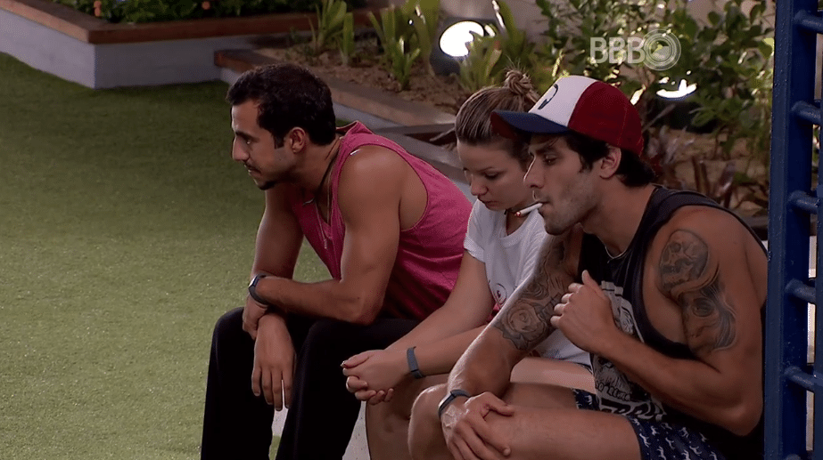 9.mar.2016 - "Alguém de nós aqui tem que ter força para voltar de um paredão. Que seja eu nesse próximo", afirma Renan aos brothers Matheus e Maria Claudia - Reprodução/TV Globo