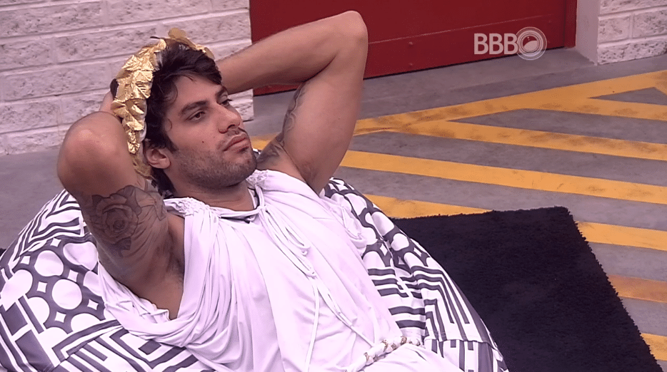 13.mar.2016 - Renan observa Geralda criticar Cacau e diz: "Olha como a dona Geralda fala..." - Reprodução/TV Globo