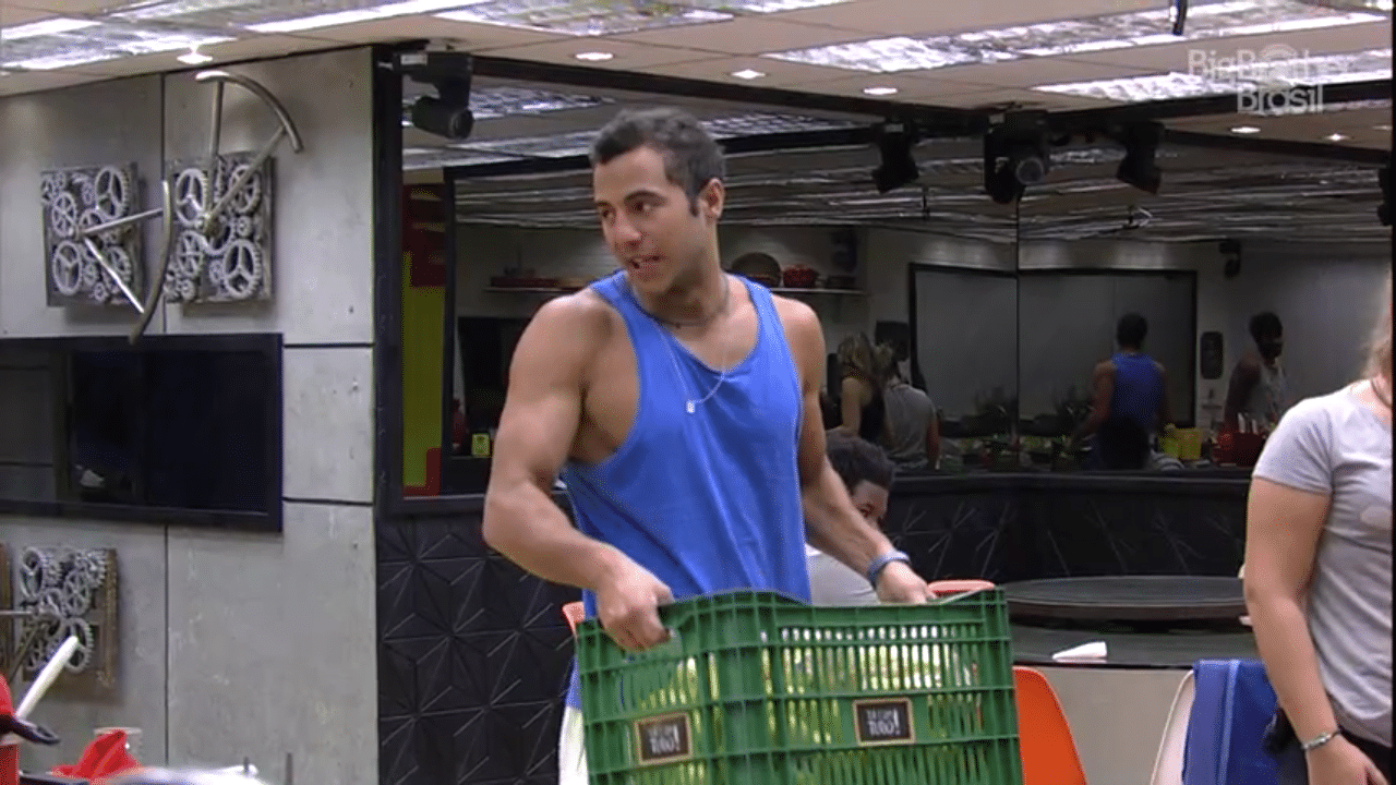 3.fev.2016 - Após punição, grupo do Ta com Tudo recebe sua comida de volta no "BBB16" - Reprodução/TV Globo