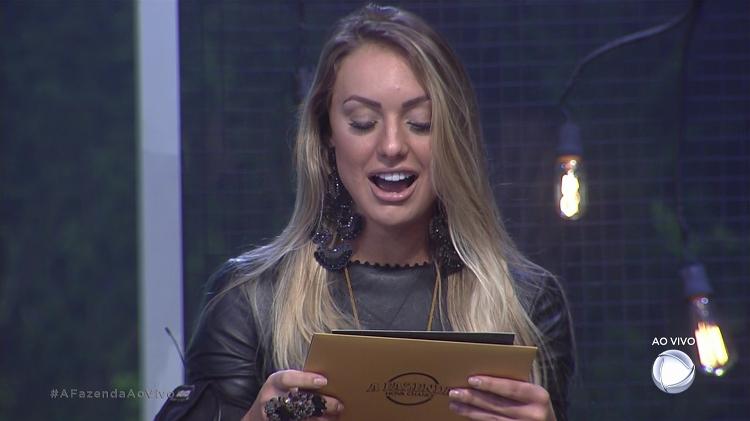 Monick comemora - Reprodução/Record - Reprodução/Record