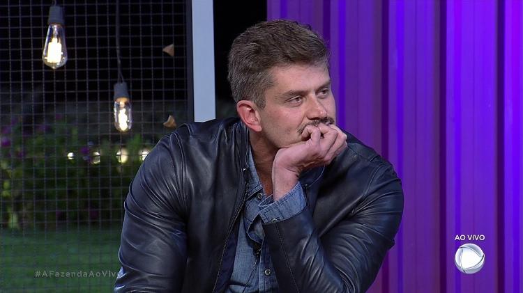 Marcos na roça - Reprodução/Record - Reprodução/Record