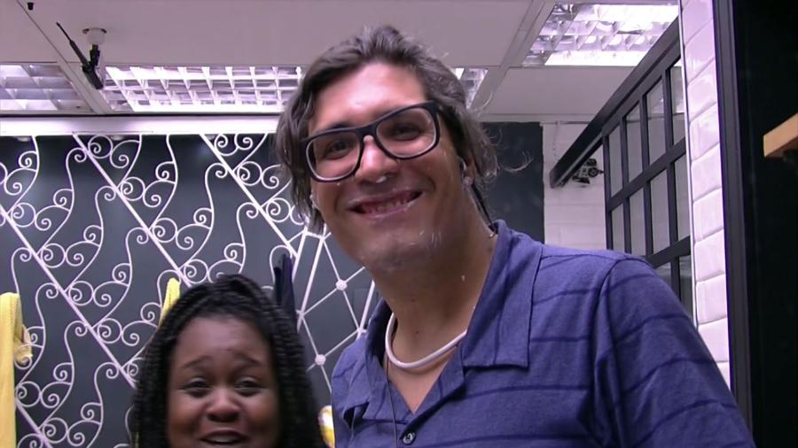 Ilmar atende pedido de sua família e tira a barba e o bigode - Reprodução/Gshow