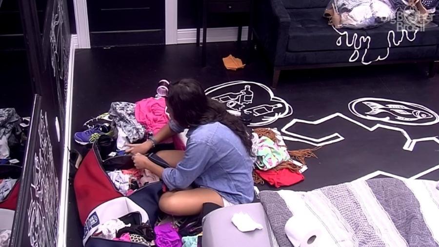 Em dia de eliminação, Emilly arruma mala - Reprodução/TV Globo
